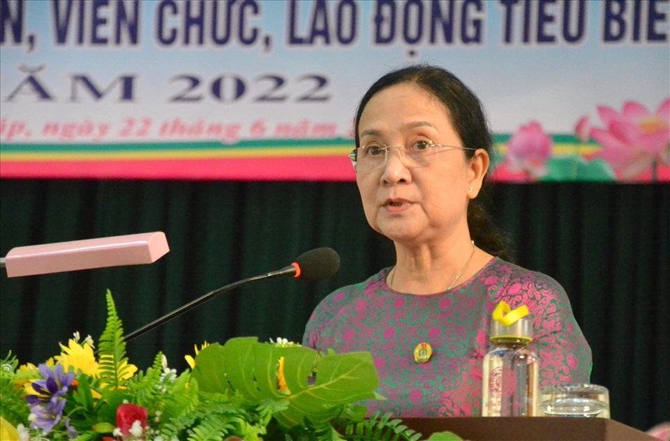 Phó Chủ tịch LĐLĐ tỉnh Đồng Tháp Nguyễn Thị Thu Ba phát biểu tại hội nghị biểu dương. Ảnh: LT