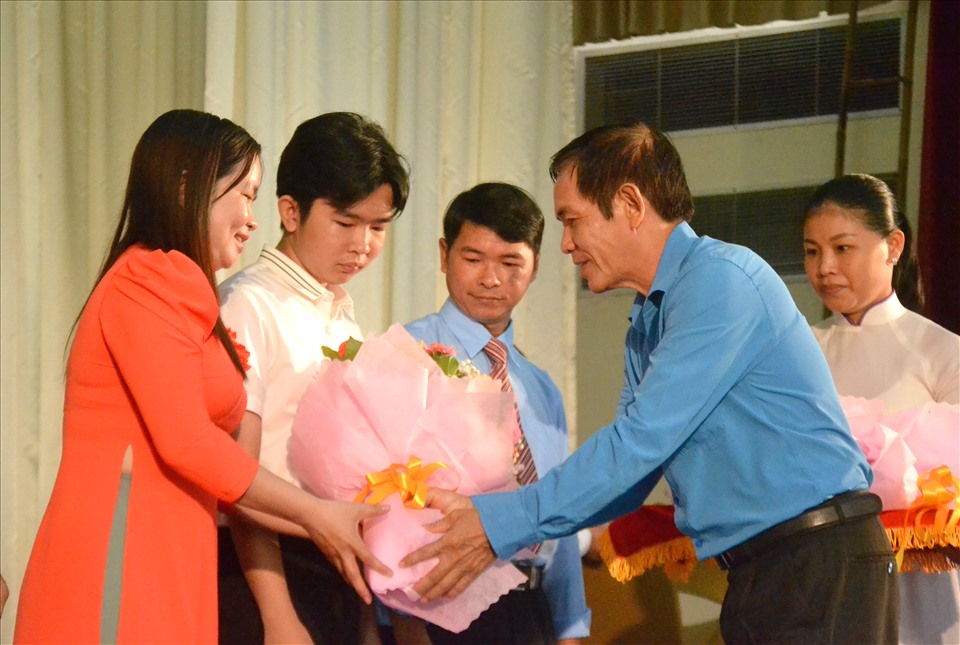 Chủ tịch LĐLĐ tỉnh Đồng Tháp Trần Hoàng Vũ tặng hoa cho đại diện các gia đình tiêu biểu tham gia giao lưu tại hội nghị. Ảnh: LT