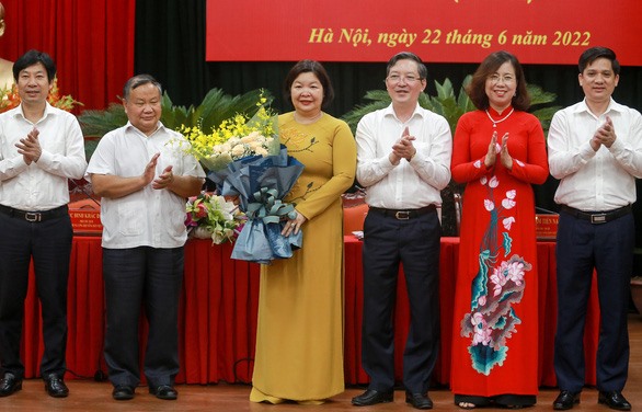 Chủ tịch và các Phó Chủ tịch Trung ương Hội Nông dân Việt Nam chúc mừng bà Cao Xuân Thu Vân. Ảnh: CHÍ TUỆ