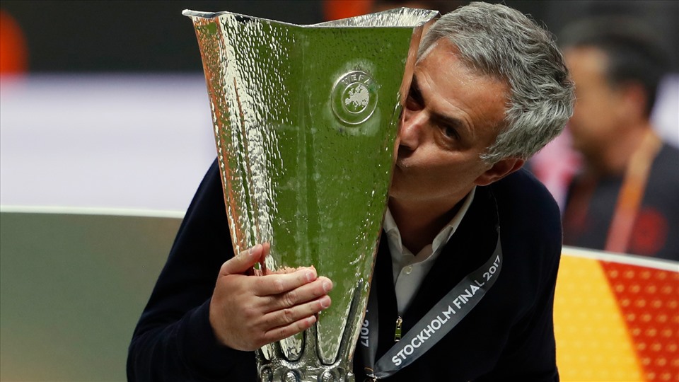 Mourinho vẫn may mắn chán so với những huấn luyện viên khác của Man United. Ảnh: UEFA
