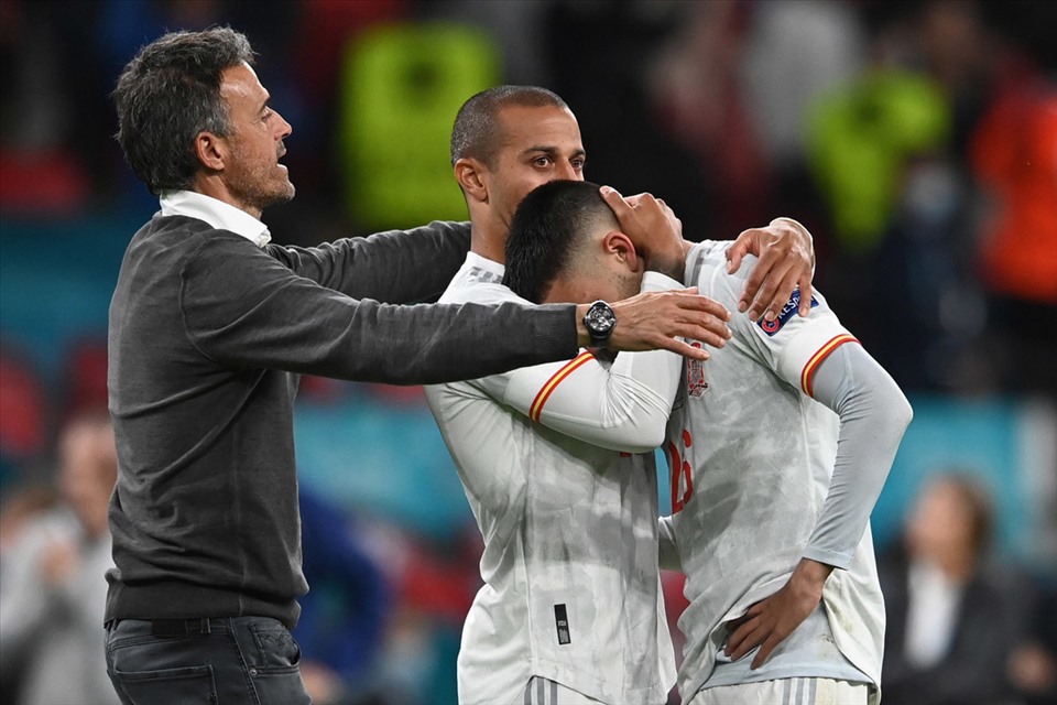 Luis Enrique an ủi Pedri sau khi Tây Ban Nha dừng bước trước Italia ở EURO 2020. Ảnh: UEFA
