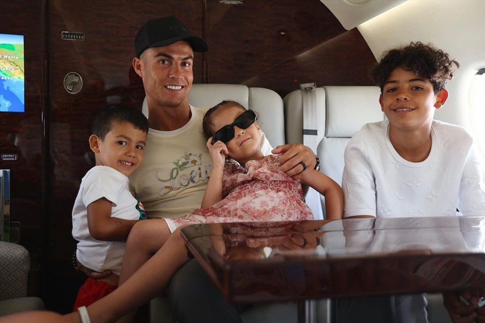 Ronaldo và các con trên phi cơ riêng của gia đình. Ảnh: Instagram.