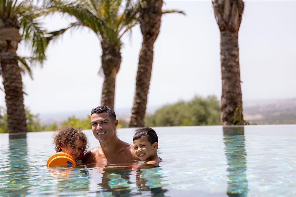 Ronaldo và các con vui đùa trong hồ bơi riêng của biệt thự. Ảnh: Instagram.