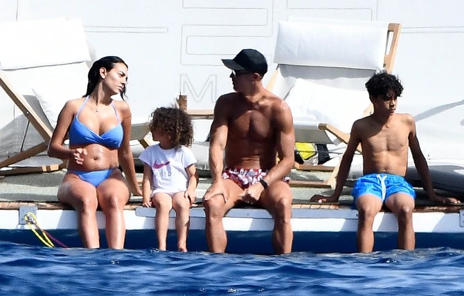 Cristiano Ronaldo và bạn gái Georgina Rodriguez tắm nắng trên du thuyền. Ảnh: Splash.
