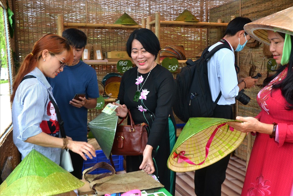 Sản phẩm từ sen trong Lễ hội Sen tỉnh Đồng Tháp. Ảnh: LT
