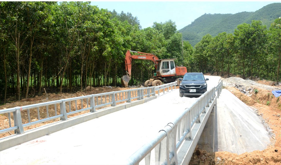 Cầu Bảy Hào bằng bê tông cốt thép đã giúp người dân thôn Lẹm đi lại an toàn trong mùa mưa lũ.