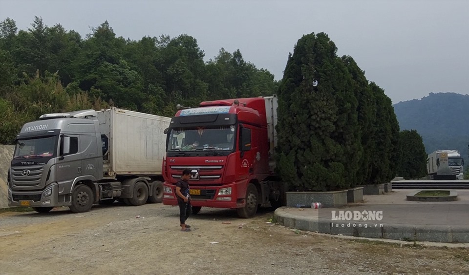 Các phương tiện vận tải của Lào tập kết chờ nhận hàng sang tải.
