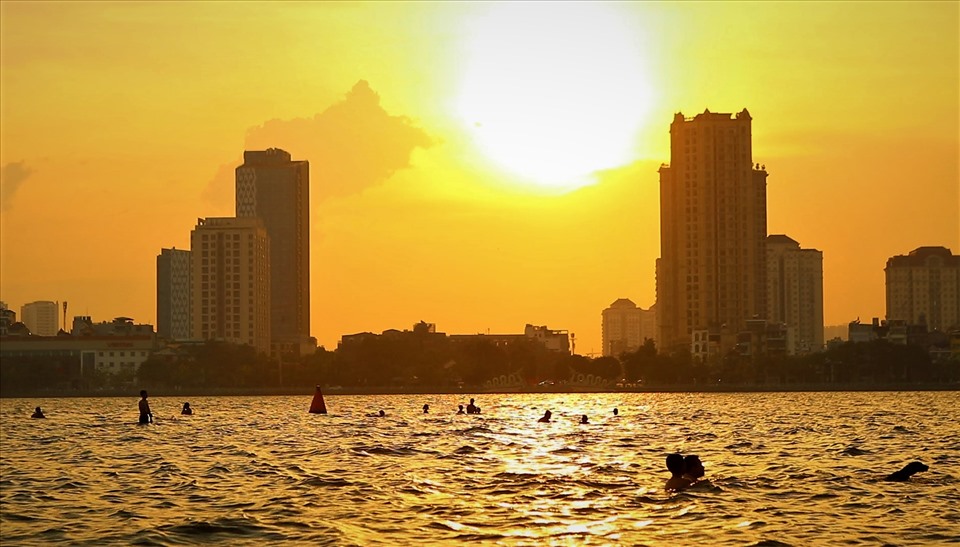 Những ngày này, Hà Nội đang trải qua đợt nắng nóng đỉnh điểm với nhiệt độ trên 38 độ C. Không khí oi bức, nóng nực khiến nhiều người dân tìm đến các bãi tắm tự phát ven Hồ Tây bơi hạ nhiệt.