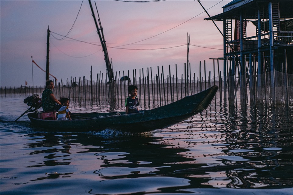 Dù là điểm du lịch nhưng cuộc sống nơi đây vẫn rất bình yên, giản dị.