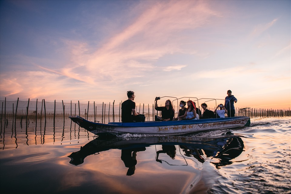 Đây là điểm “check in” siêu đẹp được giới trẻ yêu thích, đặc biệt vào lúc hoàng hôn và chiều tà.