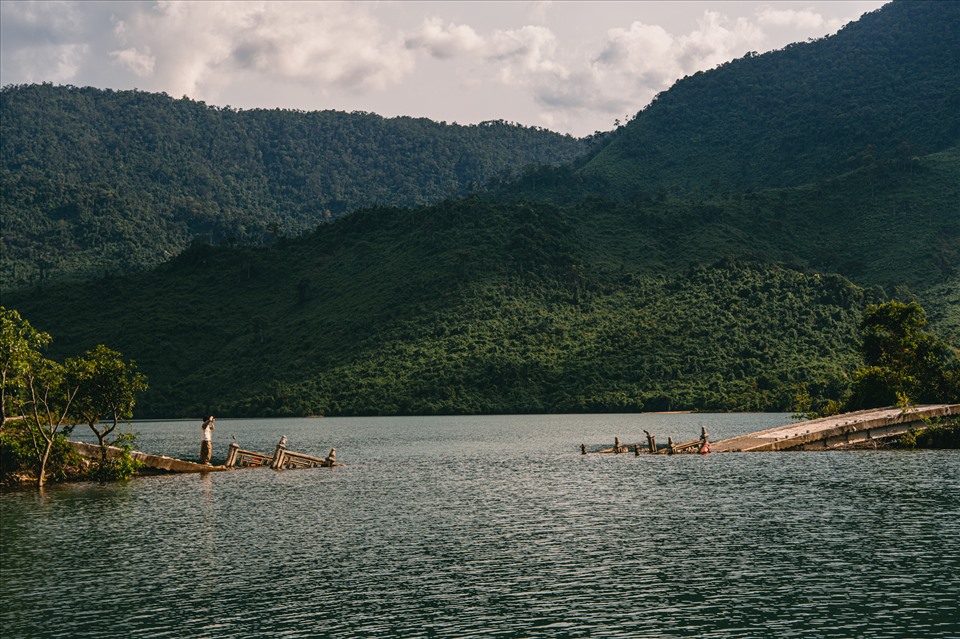 Cách trung tâm thành phố khoảng 40km, hồ Truồi thuộc huyện Phú Lộc được mệnh danh là “Tuyệt tình cốc” của xứ Huế.