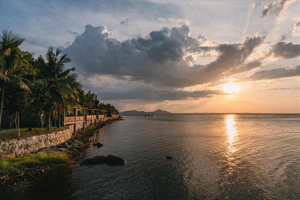 Cảnh hoàng hôn trên hồ cũng tuyệt đẹp, mang đến cảm giác khác so với hoàng hôn trên đầm Chuồn.