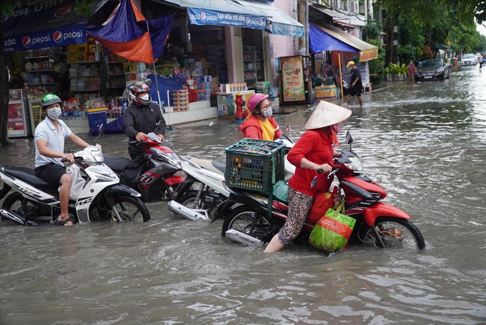 Nước ngập sâu hơn nữa bánh xe, người dân di chuyển qua đoạn đường này gặp rất nhiều khó khăn.