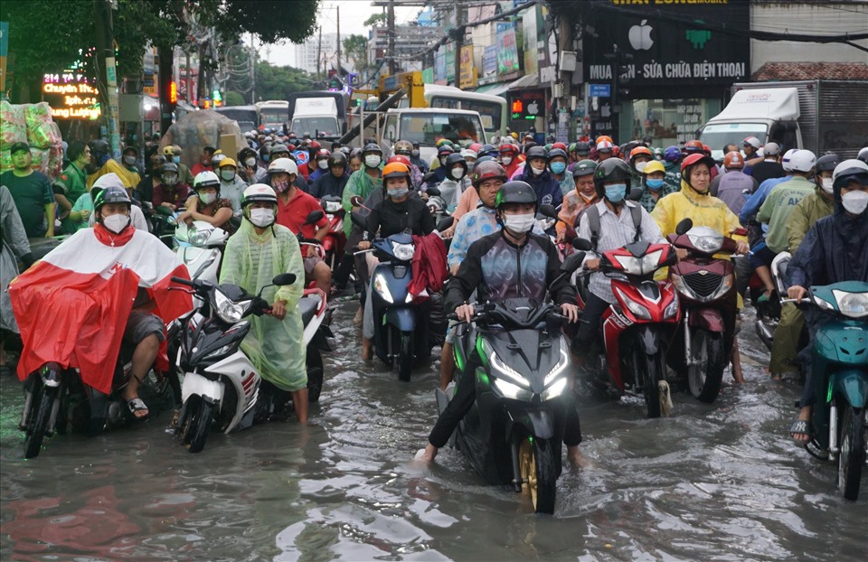 “Combo” ngập nước kẹt xe mỗi khi mưa trên đường Tô Ngọc Vân khiến người đi đường ám ảnh.