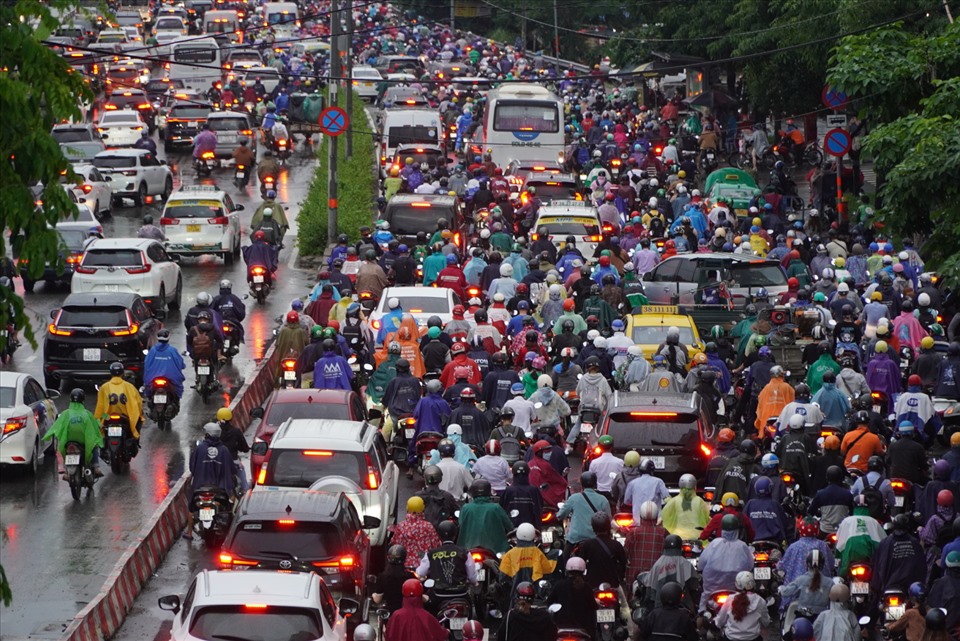 Ghi nhận của Lao Động, tại đường Điện Biên Phủ (quận Bình Thạnh) hướng từ cầu Sài Gòn về trung tâm TPHCM, lượng phương tiện tham gia giao thông rất đông, dẫn đến tình trạng ùn ứ, di chuyển khó khăn.