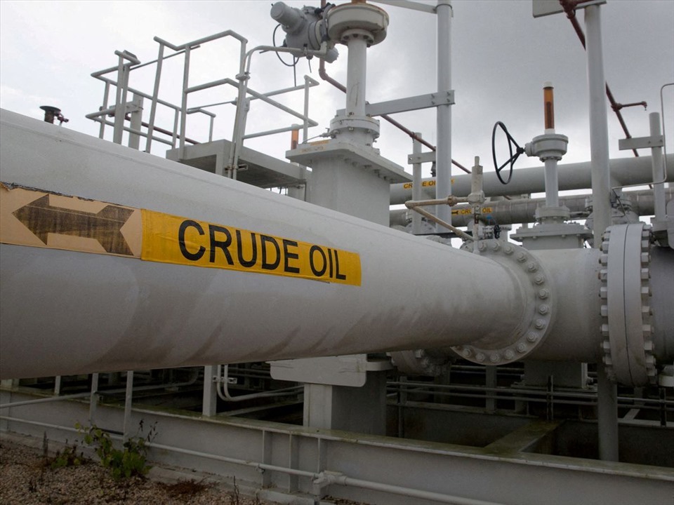 Giá dầu thế giới giảm hơn 7 USD. Ảnh: Reuters.