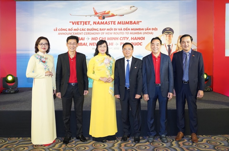 Đại diện lãnh đạo TP.Hồ Chí Minh, đại diện Tổng lãnh sự quán Việt Nam tại Ấn Độ, lãnh đạo Vietjet và đoàn bay của hãng chụp hình lưu niệm tại sự kiện