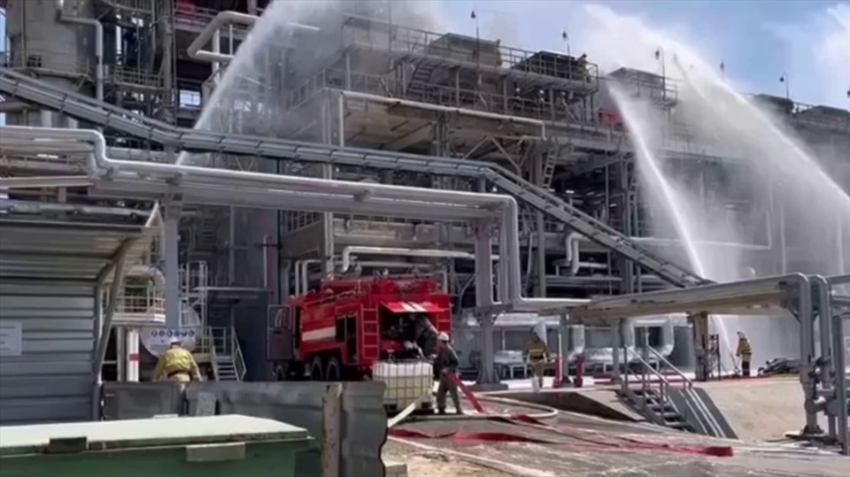 Chữa cháy tại nhà máy lọc dầu Novoshakhtinsky. Ảnh: Ria Novosti
