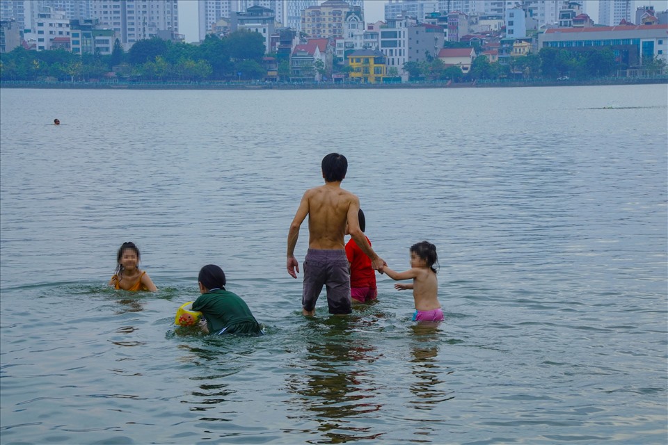 Một số em nhỏ luôn được phụ huynh theo sát để đảm bảo an toàn.