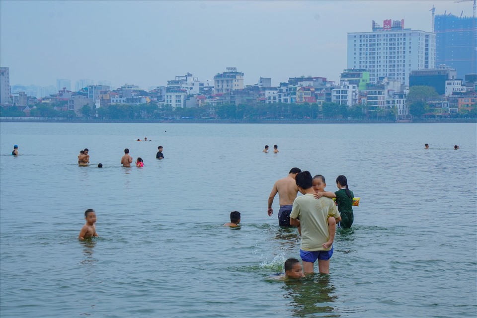 Đa số người dân tới đây tắm đều không mặc áo phao hay trang bị dụng cụ phòng chống đuối nước.