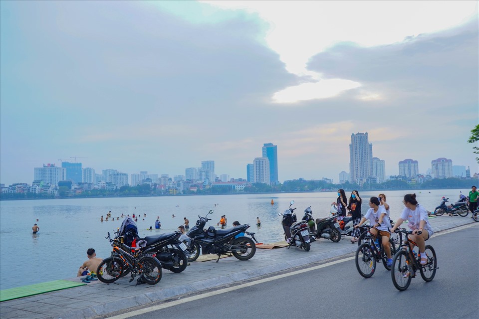 Những ngày qua, bãi tắm tự phát ở hồ Tây (phường Quảng An, Tây Hồ) lại bắt đầu náo nhiệt