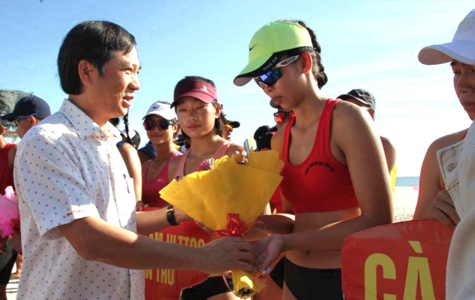 Lãnh đạo tỉnh Quảng Trị tặng hoa chúc mừng cho các vận động viên. Ảnh: NH.