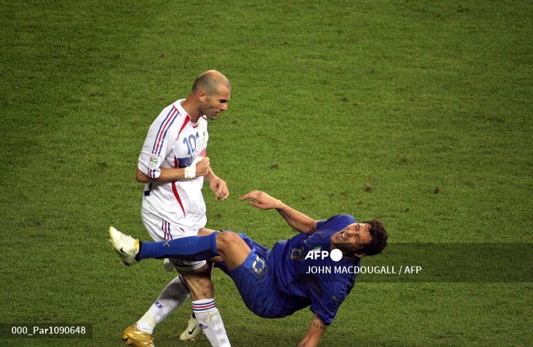 Zidane và cú húc đầu khiến Materazzi ngã gục.  Ảnh: AFP