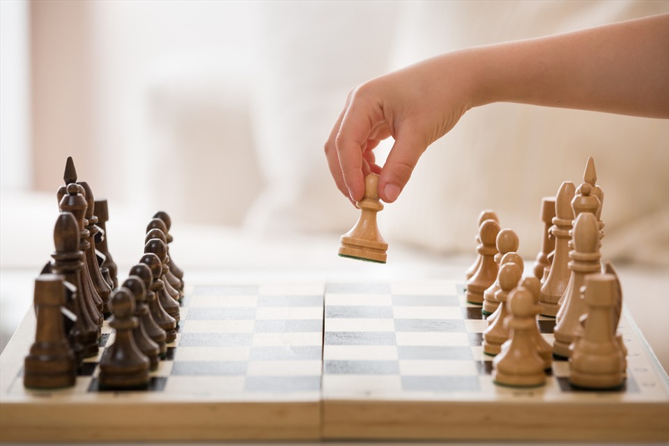 Trò chơi cờ vua được xem là bộ môn “trí tuệ” rất được nhiều người ưa chuộng. Ảnh: Xinhua