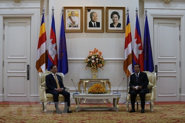 Thủ tướng Campuchia Samdech Techo Hun Sen tiếp Bộ trưởng Ngoại giao Bùi Thanh Sơn tại cung Hòa Bình. Ảnh: TTXVN