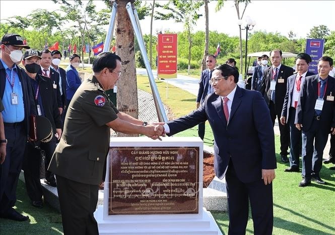 Thủ tướng Phạm Minh Chính và Thủ tướng Campuchia Samdech Techo Hun Sen trồng cây hữu nghị tại khu vực X16, trong khuôn khổ chương trình Lễ kỷ niệm 45 năm “Hành trình hướng tới lật đổ chế độ diệt chủng Pol Pot” của Thủ tướng Campuchia, ngày 20.2.2022 Ảnh: TTXVN