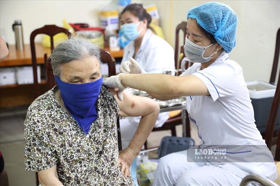 Bà Nguyễn Thị Nghì (80 tuổi, Trung Hoà, Cầu Giấy) hoàn thành liều nhắc lại lần 2 (mũi 4).