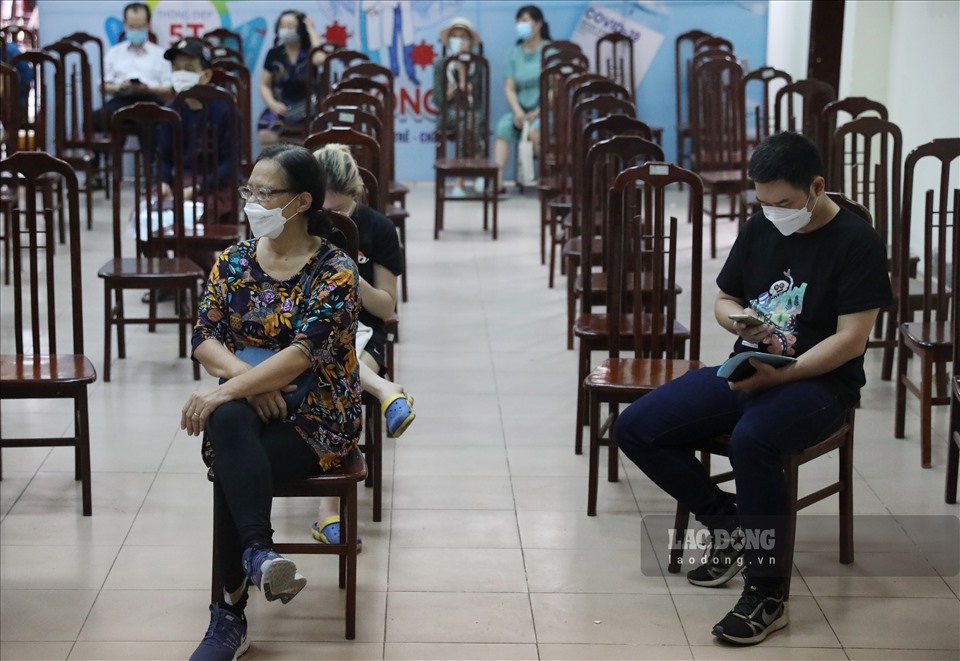 Trao đổi với Báo Lao Động, bà Nguyễn Thị Xuân - Phó trưởng trạm y tế phường Trung Hoà (Cầu Giấy, Hà Nội) cho hay: “Theo dự kiến, ngày hôm nay (23.6) điểm tiêm này sẽ tiêm từ 500 - 700 liều vaccine phòng COVID-19. Tuy nhiên, thực tế số lượng người đến tiêm có thể chỉ đạt từ 100 - 200 liều/ngày. Mặc dù, các đơn vị chức năng đã vận động, tuyên truyền đầy đủ thông tin cho người dân nhưng tốc độ tiêm vẫn thấp so với kế hoạch“.