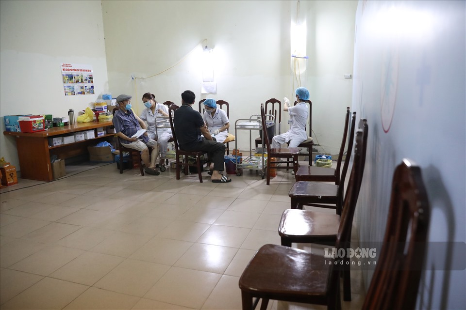 Theo ghi nhận, ngày 26.6, 3 dây chuyền tiêm vaccine phòng COVID-19 tại điểm tiêm nhà văn hoá phường Trung Hoà (Cầu Giấy, Hà Nội) tiếp tục hoạt động.