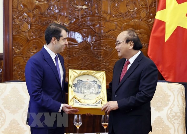 Chủ tịch nước Nguyễn Xuân Phúc tặng quà lưu niệm Đại sứ Azerbaijan Anar Lachin Oglu. Ảnh: TTXVN