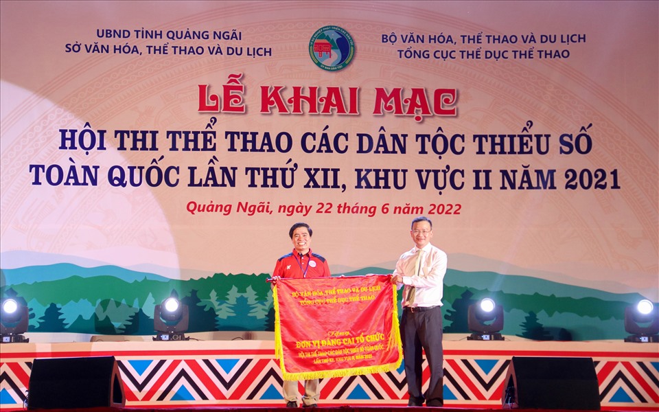 Ông Nguyễn Hồng Minh - Phó Tổng cục trưởng Tổng cục Thể dục thể thao đã tặng Cờ cho đơn vị đăng cai cho ông Nguyễn Tiến Dũng - Tỉnh ủy viên, Giám đốc Sở Văn hóa, Thể thao và Du lịch Quảng Ngãi. Ảnh: PV