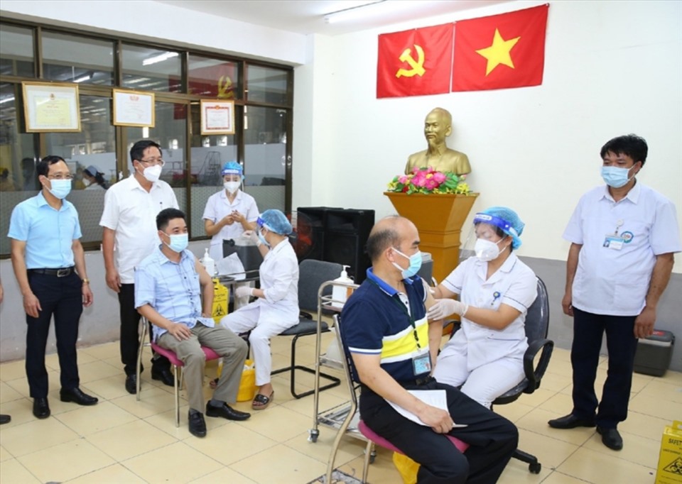 Tiêm vaccine phòng COVID-19 mũi 4 cho CNLĐ tại Công ty TNHH may Nien Hsing. Ảnh: NT