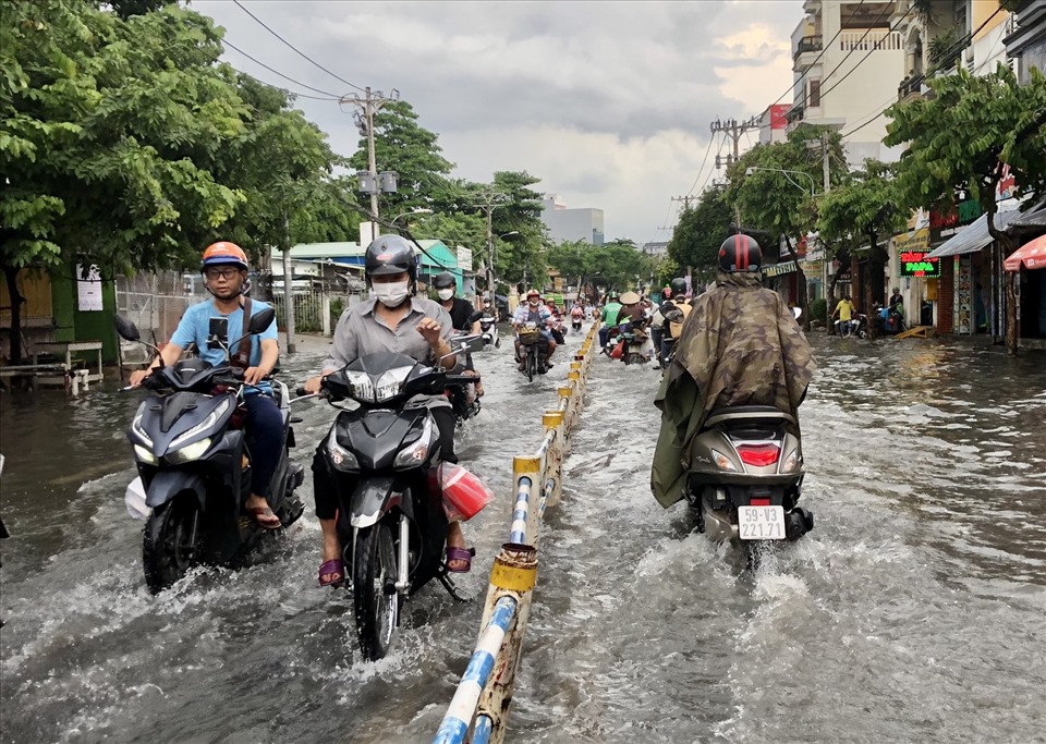 Tại đường Nguyễn Văn Khối, Gò Vấp nước ngập lênh láng.