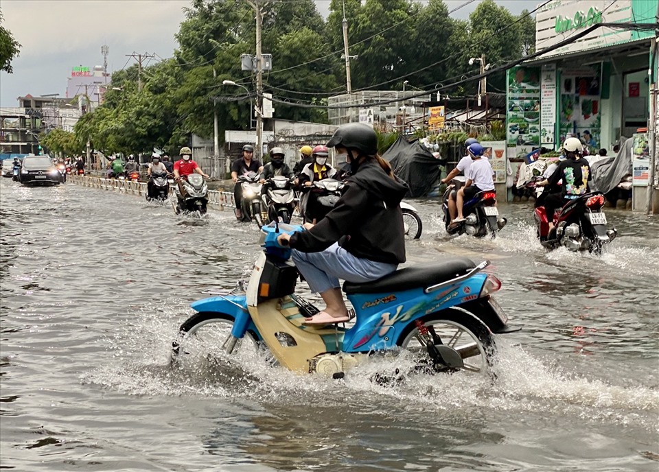 Mưa lớn kéo dài, người dân đi làm về phải bì bõm dắt xe lội nước do phương tiện chết máy.