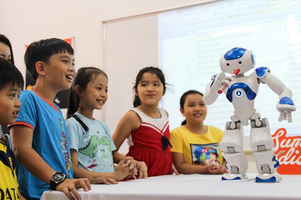 Học sinh Trường Tiểu học Lê Lai (TP.HCM) giao lưu tiếng Anh cùng robot NAO.