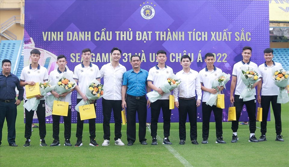 Câu lạc bộ Hà Nội tặng thưởng cho cầu thủ dự SEA Games và giải U23 Châu Á 2022. Ảnh: H.A