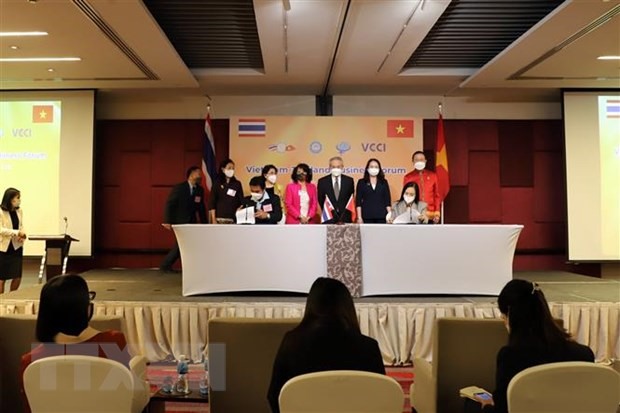 Phó Chủ tịch nước Võ Thị Ánh Xuân và Phó Thủ tướng kiêm Bộ trưởng Ngoại giao Thái Lan Don Pramudwinai chứng kiến Lễ ký kết biên bản ghi nhớ giữa các doanh nghiệp. Ảnh: TTXVN