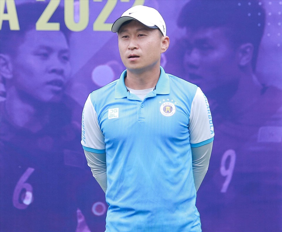 Huấn luyện viên Chun Jae Ho đau đầu về bài toán lực lượng của câu lạc bộ Hà Nội. Ảnh: H.A