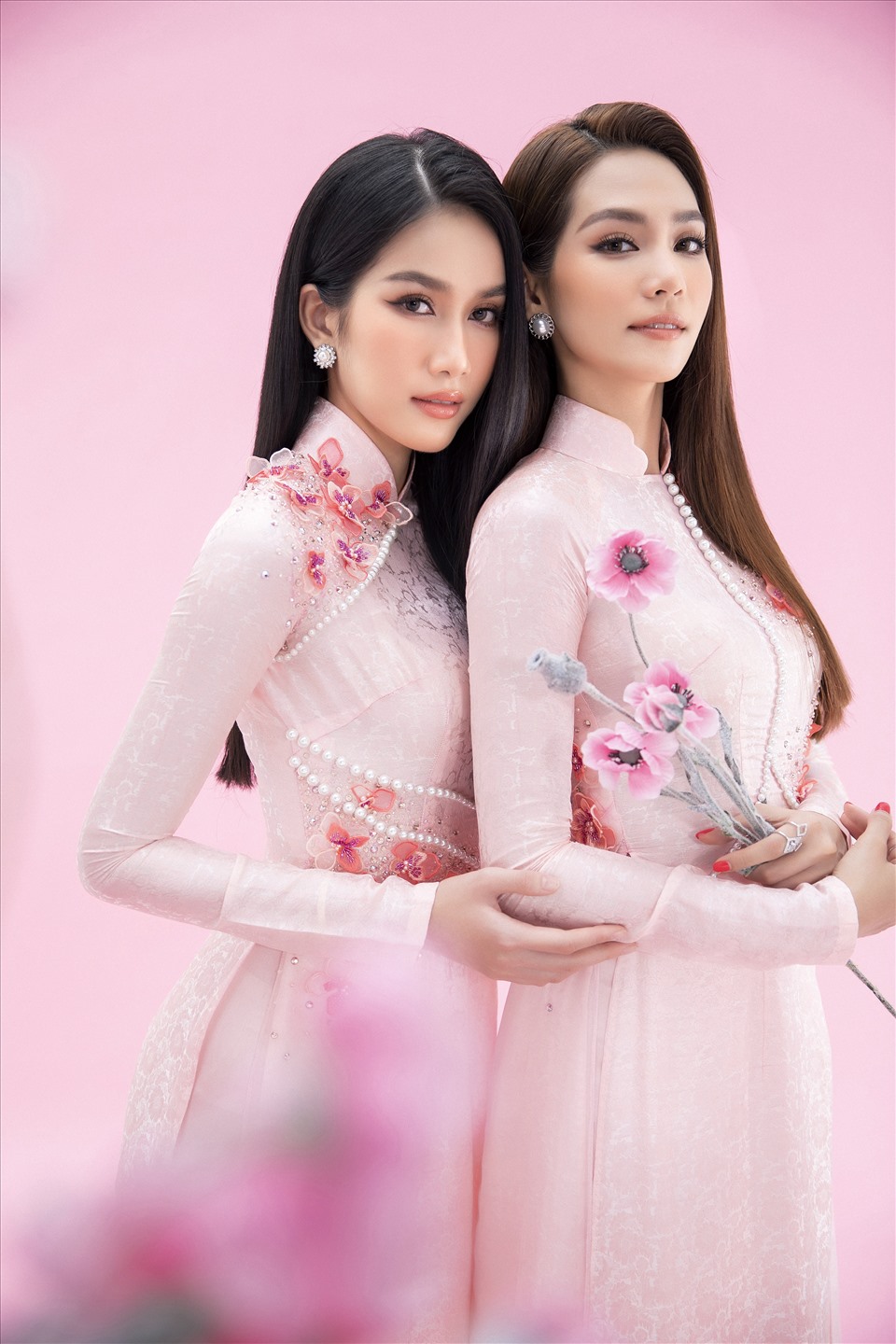 Á hậu Phương Anh cùng Miss International 2019 Sireethorn Leearamwat khoác trên mình những tà áo dài Việt Nam của nhà thiết kế Ngô Nhật Huy, vô cùng dịu dàng nhưng không kém phần quyến rũ, cả hai nàng hậu đều tôn lên được những nét đẹp truyền thống của tà áo dài nhưng chưa bao giờ cũ.