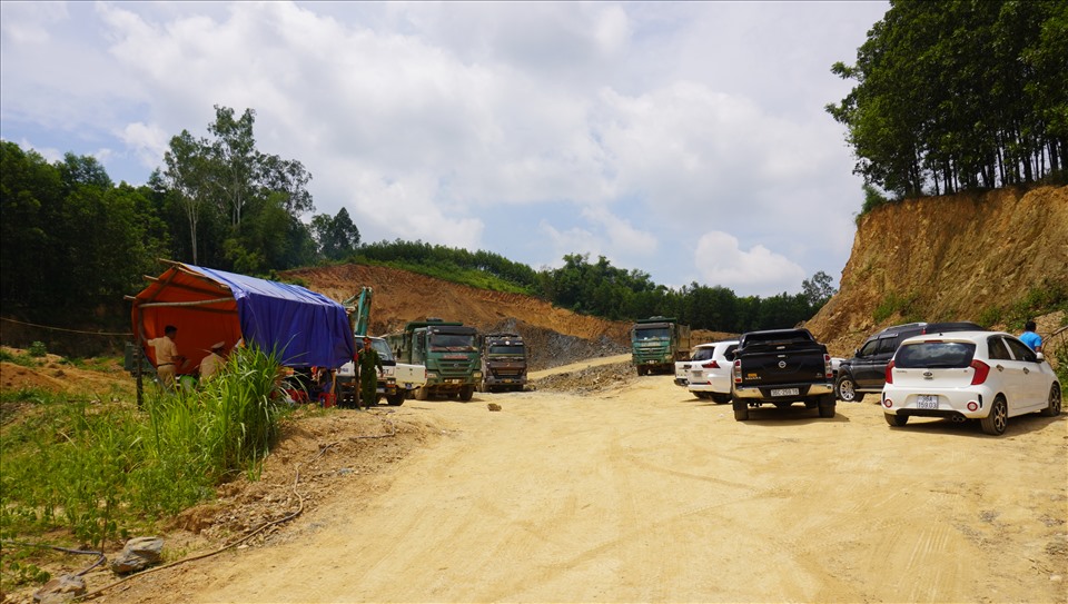 Lực lượng chức năng dựng lều lán ngay tại điểm khai thác đất để vận động, giám sát các chủ xe tải, cắt phần thùng đã cơi nới. Ảnh: Q.D