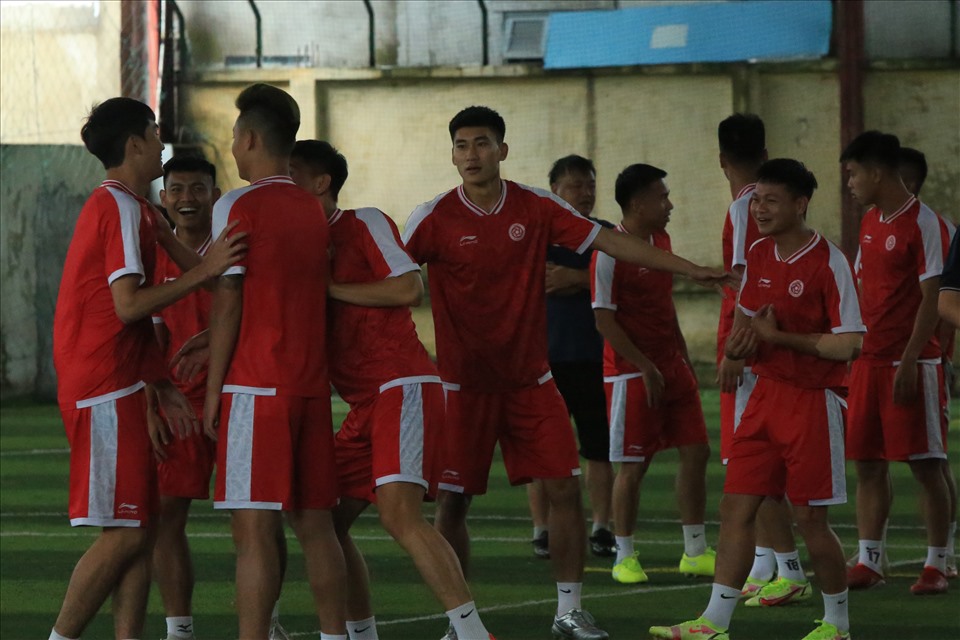 Theo kế hoạch, chiều 23.6, câu lạc bộ Viettel có buổi tập tại sân Phú Thọ để chuẩn bị cho trận ra quân AFC Cup 2022. Tuy nhiên, vì lý do thời tiết nên buổi tập này không thể diễn ra. Thầy trò huấn luyện viên Bae Jiwon quyết định dời địa điểm tập luyện đến một sân cỏ nhân tạo ở quận Tân Bình.