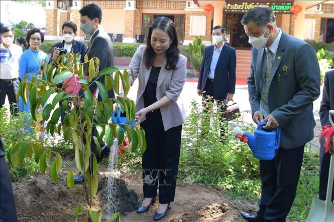 Phó Chủ tịch nước Võ Thị Ánh Xuân trồng cây lưu niệm tại khu di tích Chủ tịch Hồ Chí Minh. Ảnh: TTXVN