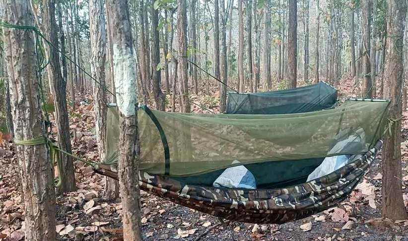 Các cán bộ, nhân viên Vườn Quốc gia Yok Đôn chuẩn bị hành trang ngủ lại trong rừng. Ảnh: B.Đ.