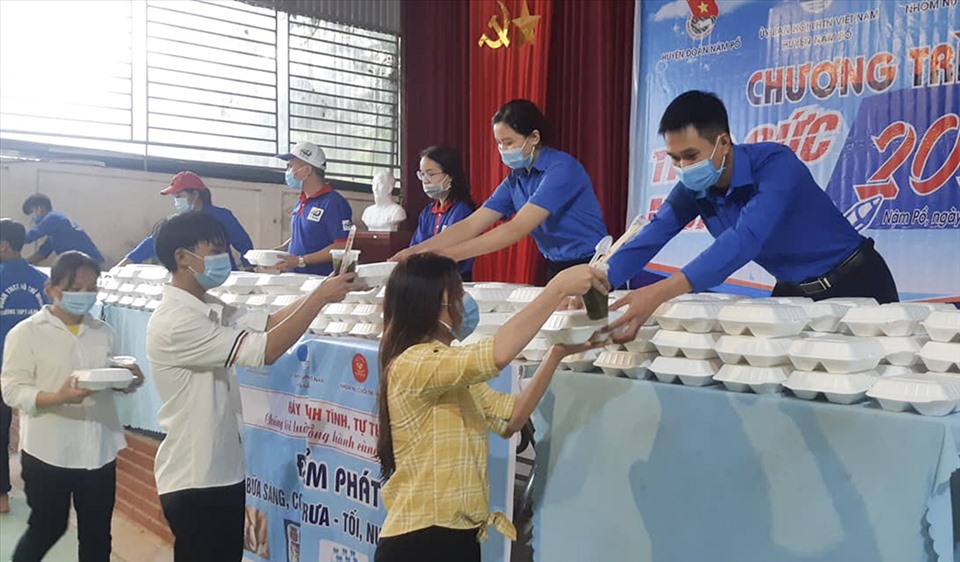 Các tình nguyện viên phát bữa ăn miễn phí cho học sinh Trường PTDTNT THPT huyện Nậm Pồ, tỉnh Điện Biên trong kỳ thi tốt nghiệp THPT năm 2021.