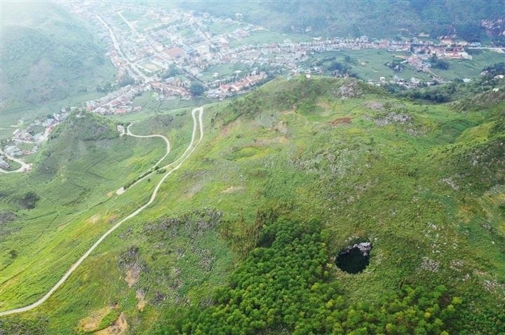 Để đến được đây, du khách phải có kinh nghiệm trekking, đi bộ và leo núi một chặng đường khá dài.