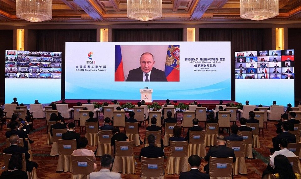 Tổng thống Nga Vladimir Putin phát biểu trực tuyến tại hội nghị BRICS. Ảnh: AFP